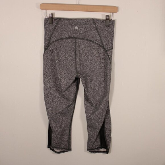 Lululemon Size 6 Train Times Crop (17") Black/White Pattern - Picture 3 of 6